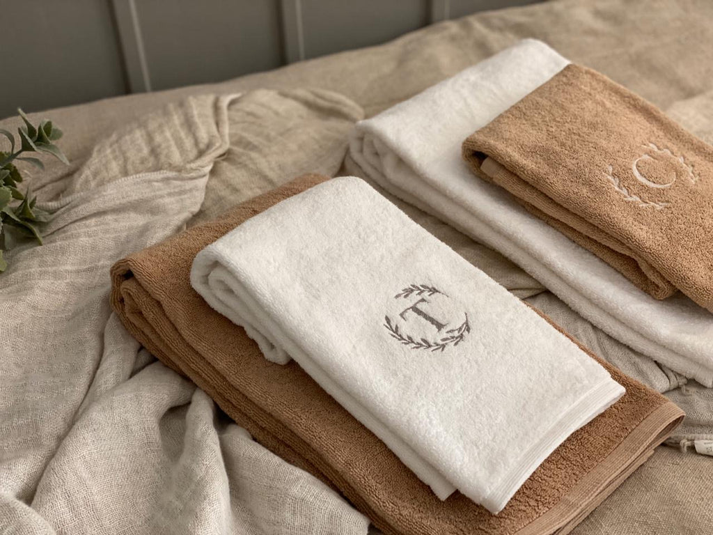 Dos Toallas de cuerpo + Dos toallas de mano Personalizadas + Piso de Baño sin personalizar