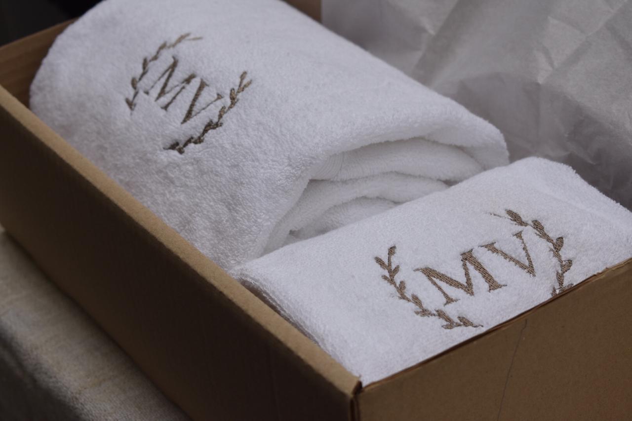 Un Toallon de Cuerpo + Una Toallas de mano Personalizadas