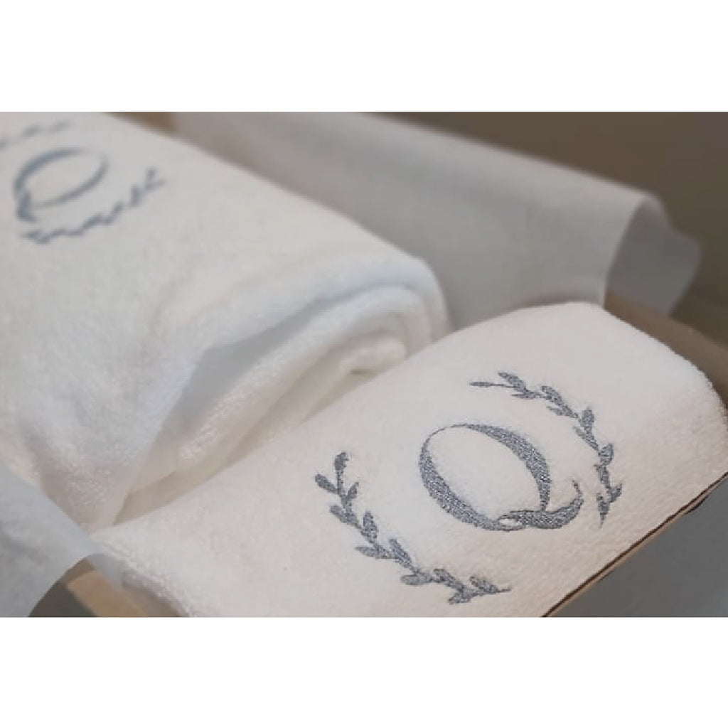 Dos Toallas de cuerpo + Dos toallas de mano Personalizadas + Piso de Baño sin personalizar